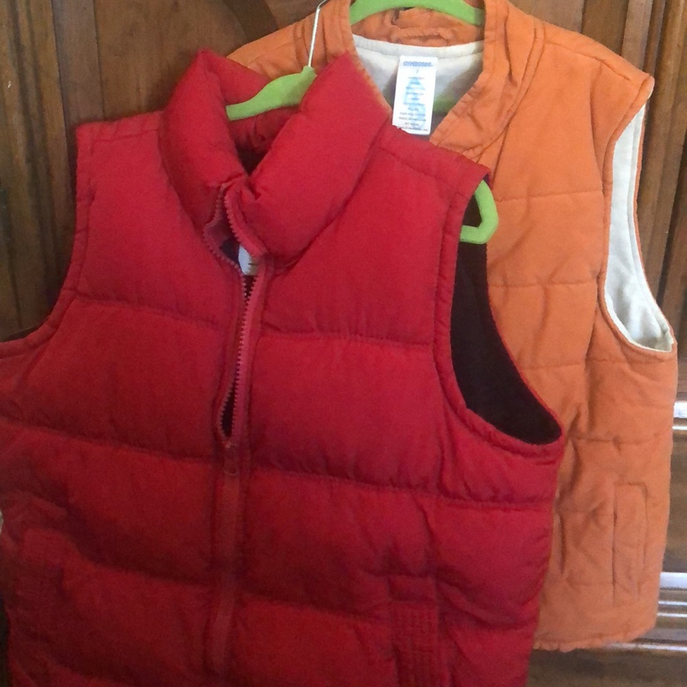2 boys size 7 puffer vests